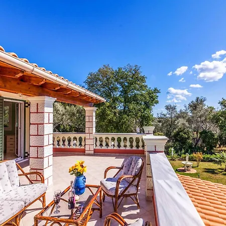 Villa Mirela Mikri *